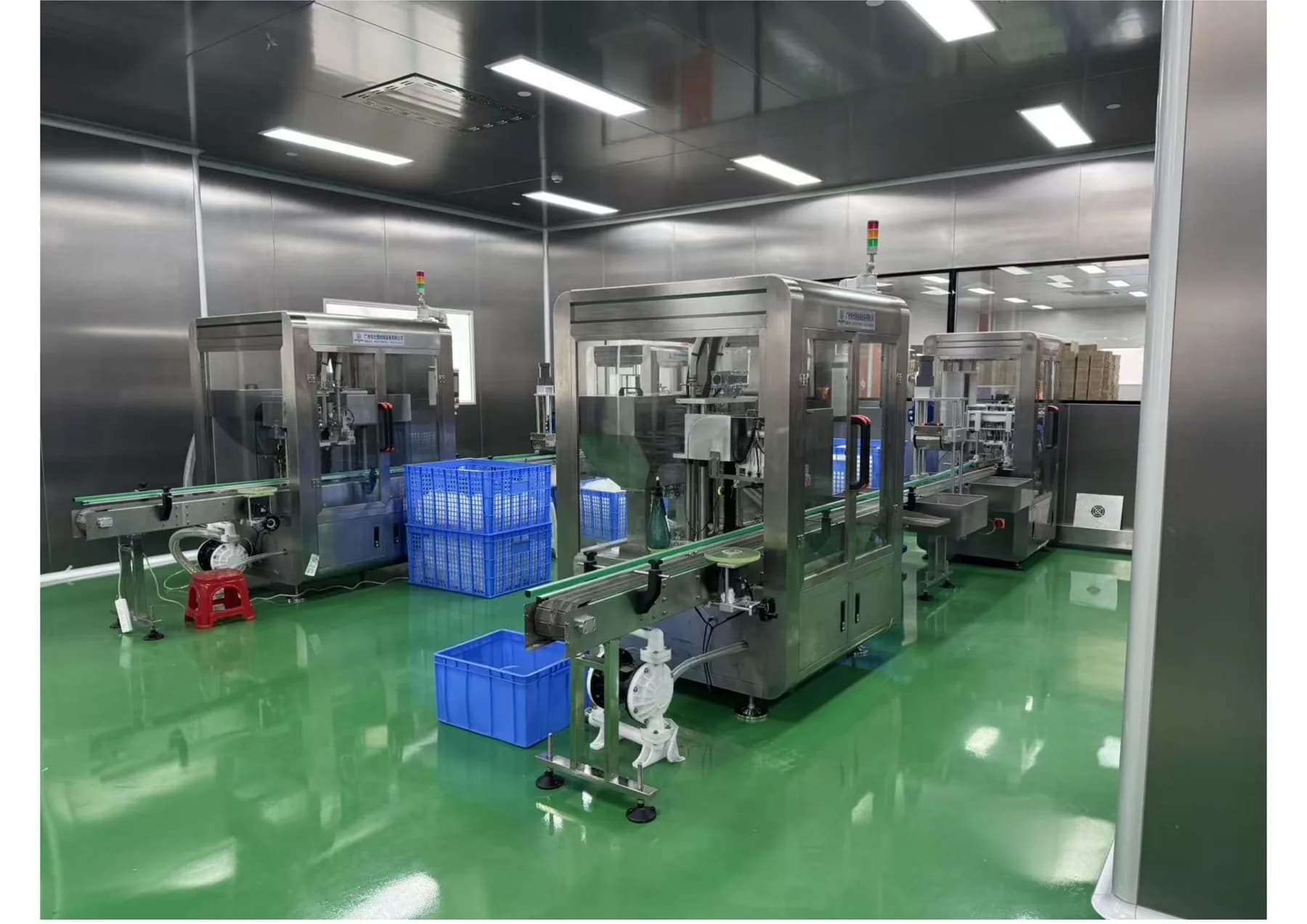 Automated cosmetics filling equipment in a clean King Metis production room